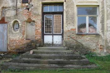 detail schodů se vstupem na nádvorní straně (© D Dohňanský, 10/2017)