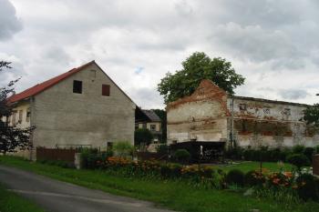 Vých. nároží dvora /vlevo zámek, vpravo hosp. budova (© Dušan Dohňanský 07/2020)
