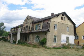 vstupní průčelí jz. křídla (© Dušan Dohňanský 07/2020)