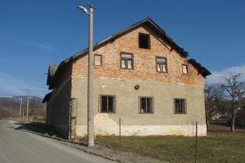 Jz.strana zámku ( © Dušan Dohňanský 04/2019)