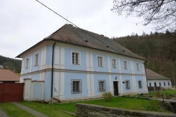 bývalý lovecký zámek, dnes fara ve Sloupu (© Vlastislav Mareček, 04/2016)