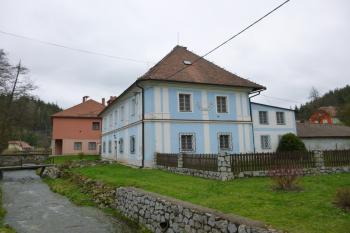 bývalý lovecký zámek, dnes fara ve Sloupu (© Vlastislav Mareček, 04/2016)