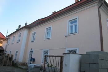 Západní strana s lehce znatelným rizalitem ( © Dušan Dohňanský 08/2019)
