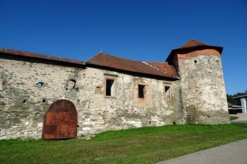 severní část východního průčelí hradu s branou ( © Jan P. Štěpánek 08/2016)