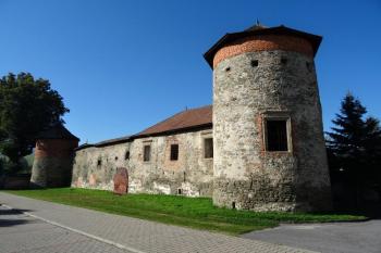 východní vstupní průčelí hradu od severovýchodu ( © Jan P. Štěpánek 08/2016)