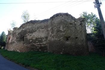severozápadní nároží hradu s oválnou baštou či věžicí ( © Jan P. Štěpánek 08/2016)
