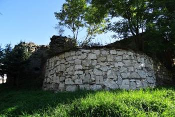 jihozápadní nároží areálu hradu s oválnou baštou ( © Jan P. Štěpánek 08/2016)