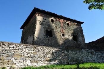 palácová budova v jižní frontě mladší východní části hradu ( © Jan P. Štěpánek 08/2016)