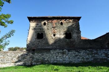 palácová budova v jižní frontě mladší východní části hradu ( © Jan P. Štěpánek 08/2016)