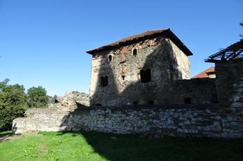palácová budova v jižní frontě mladší východní části hradu ( © Jan P. Štěpánek 08/2016)