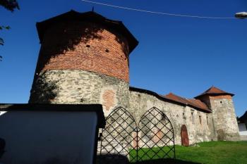 východní vstupní průčelí hradu od jihovýchodu z areálu kostela ( © Jan P. Štěpánek 08/2016)