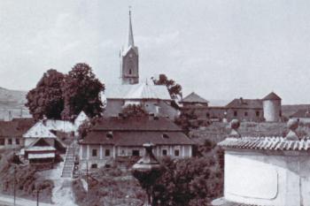 kostelní a hrdní návrší v pohledu ze zámku (© www.pamiatky.sk)