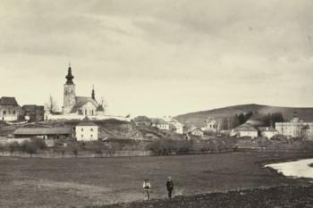 pohled na střed obce s kostelem a hradem (© www.pamiatky.sk)