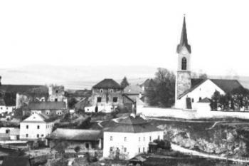 střed obce s kostelem a hradem (© www.pamiatky.sk)