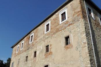 západní průčelí hrádku ( © Jan P. Štěpánek 06/2014)