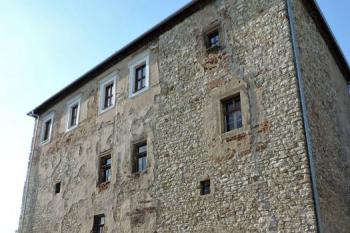 jižní průčelí hárdku - v pravé části se rýsuje původní věž ( © Jan P. Štěpánek 06/2014)