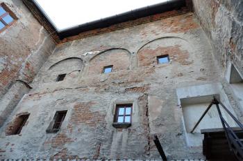 západní průčelí nádvoří (© Jan P. Štěpánek 06/2014)