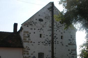Žákava - bývalá sýpka, boční pohled (© Jiří Špaček, 9/2016)