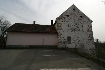 Čelní strana bývalé tvrze (© Petr Nožička 04/2016)