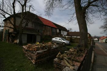 Pohled na celou budovu bývalé sýpy (tvrze) (© Petr Nožička 04/2016)