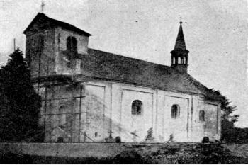 kostel od jihozápadu, před r. 1930 (© Josef Vítězslav Šimák: Soupis památek historických a uměleckých v Království Českém, sv. 46 Politický okres mnichovohradišťský, Archaelogická komise při České akademii věd a umění, Praha 1930)