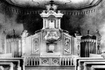interiér kostela, pohled k presbytáři, před r. 1930 (© Josef Vítězslav Šimák: Soupis památek historických a uměleckých v Království Českém, sv. 46 Politický okres mnichovohradišťský, Archaelogická komise při České akademii věd a umění, Praha 1930)