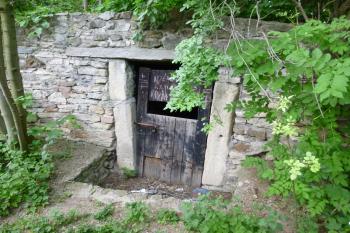 Přítoky-pozůstatky snad původní gotické tvrze (© Vlastislav Mareček, 05/2016)