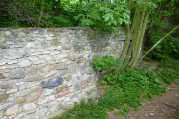 Přítoky-pozůstatky snad původní gotické tvrze (© Vlastislav Mareček, 05/2016)