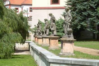 Sochy v zámecké zahradě (2002 ©Václav Hodek)