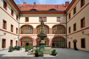 Nádvoří ( © Luděk Pitter 05/2007)