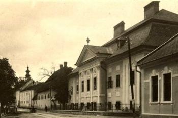 řadová zástavba Markušovies se zámkem Bocian ( © www.pamiatky.sk)
