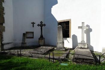náhrobky rodu Mariássy u stěny presbyteria ( © Jan P. Štěpánek 09/2016)