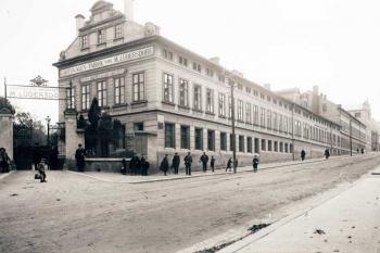 Historická fotografie papírenských závodů (© Archiv Regionálního muzea K. A. Polánka)
