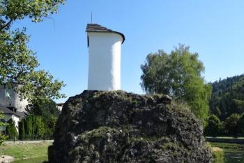 skalní bradlo s kaplí ( © Jan P. Štěpánek 09/2016)