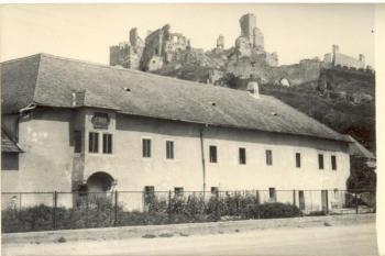 Dobová fotografie (Zdroj: http://www.dejiny.wbl.sk/KURIE.html)