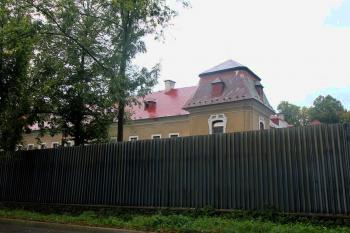 Pohled od hlavní silnice (© Luděk Vláčil 09/2016)