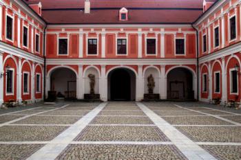 Červený Hrádek - nádvoří ( © Radovan Smokoň 08/2006)