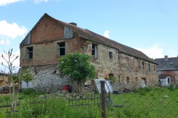 Mutěnín-hospodářský dvůr za domem čp.1 (© Vlastislav Mareček, 06/2016)