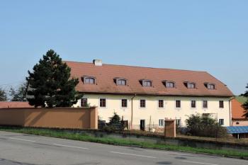 dvorní pzámku v pohledu od kostela ( © Jan P. Štěpánek 09/2014)