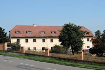 jižní, nádvorní průčelí zámku ( © Jan P. Štěpánek 09/2014)
