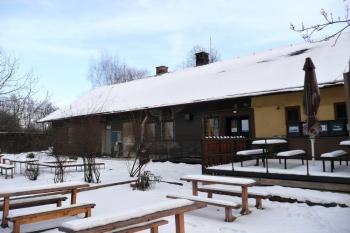 severozápadní průčelí bývalého zámečku (© Jan P. Štěpánek 01/2011)