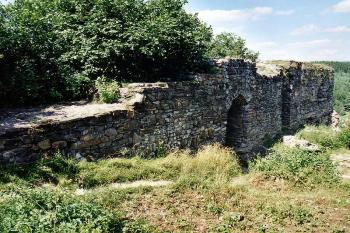Zříceniny renesančního paláce - nového zámku (© Jiří Cukr, 07/2002)