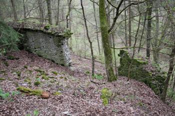 střední a východní střep jižní obvodové hradby předpolí od severu (© Pavel Zany Komárek 16. 4. 2016)