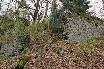 střední a východní střep jižní obvodové hradby předpolí od jihu (© Pavel Zany Komárek 16. 4. 2016)