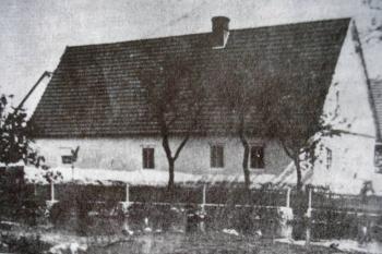 bývalá tvrz  na fotografii z r. 1940 ( © R. Cikhart, J. Úlovec,  in Zaniklé hrady, zámky a tvrze v Čechách, Libri, 2001)