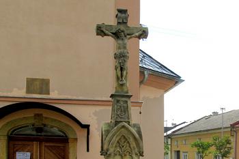 Bystrovanská kaple sv. Bartoloměje a kříž před kaplí stojící ( © Pavel Vítek 09/2016)