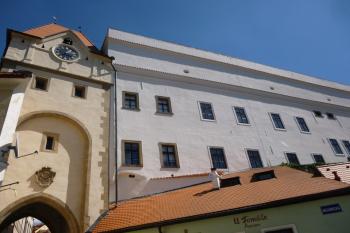 Jindřichův Hradec-bývalý jezuitský seminář s gymnasiem a kaplí sv. Víta (© Vlastislav Mareček, 08/2016)