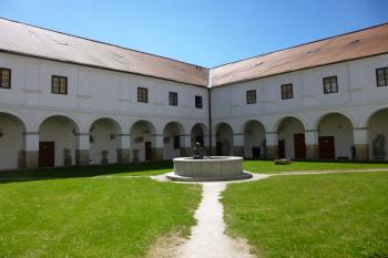 Jindřichův Hradec-bývalý jezuitský seminář s gymnasiem a kaplí sv. Víta (© Vlastislav Mareček, 08/2016)