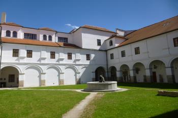 Jindřichův Hradec-bývalý jezuitský seminář s gymnasiem a kaplí sv. Víta (© Vlastislav Mareček, 08/2016)