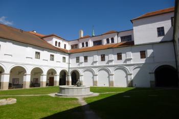 Jindřichův Hradec-bývalý jezuitský seminář s gymnasiem a kaplí sv. Víta (© Vlastislav Mareček, 08/2016)